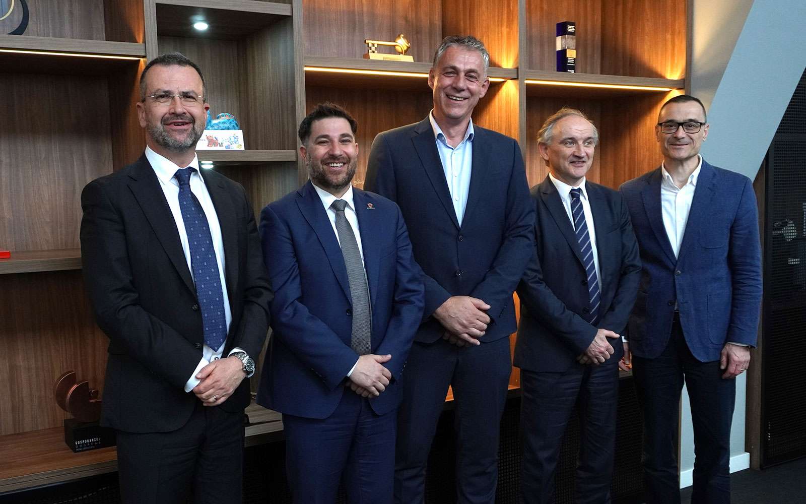 Udružene snage DOK-ING, ENT, FER i FSB potpisali sporazum za razvoj besposadnih sustava nove generacije Novo partnerstvo industrije i akademske zajednice usmjereno na razvoj robotike, autonomnih sustava i naprednih digitalnih tehnologija.